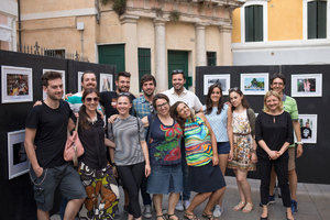Ragazzi del corso alla mostra in Piazza Eremitani con lo staff di Progetto Giovani (Progetto Giovani, Padova, 2017)